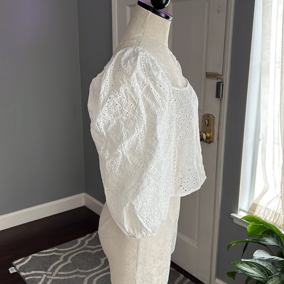 Socialite Square Neck Eyelet Crop Top - Picture 4 of 8